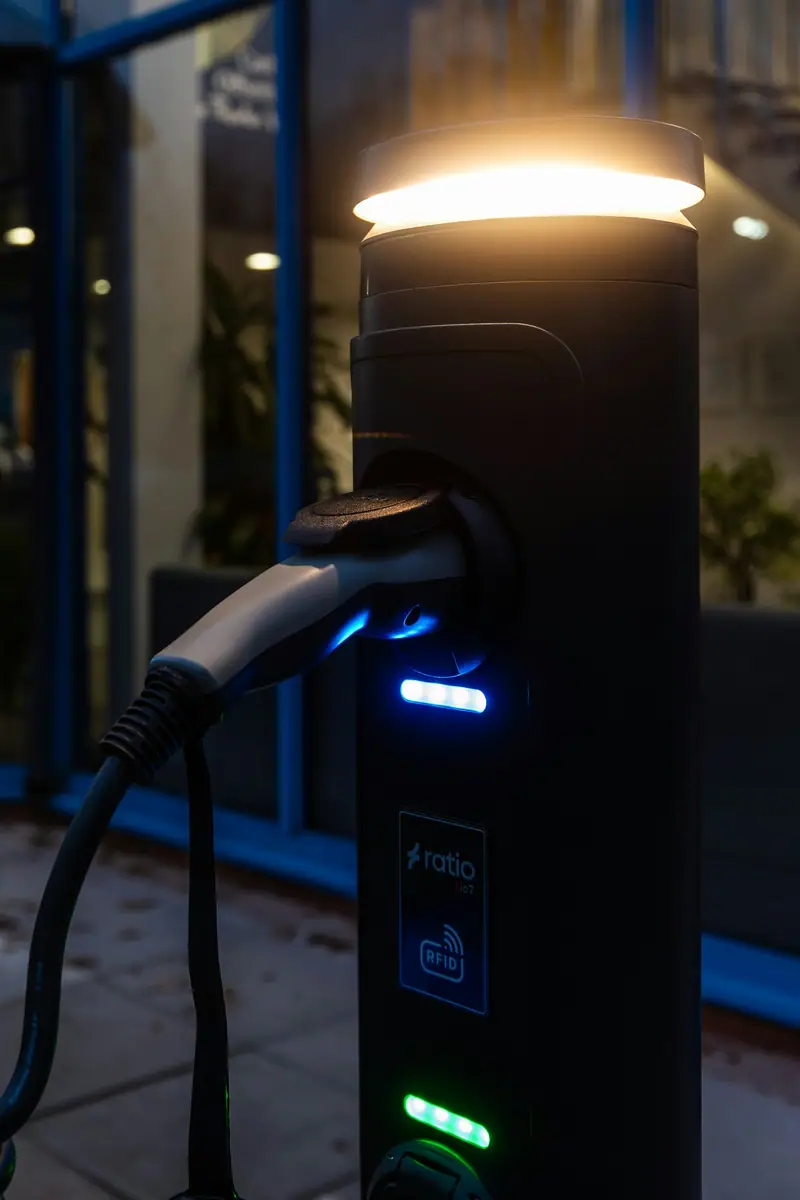 Elektroauto wird an Schnellladestation geladen - Ladezeiten im Vergleich