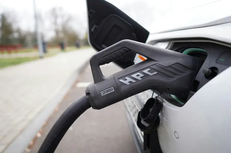 Elektroauto an High Power Charging Station (HPC) - Schnellladen mit 350 kW