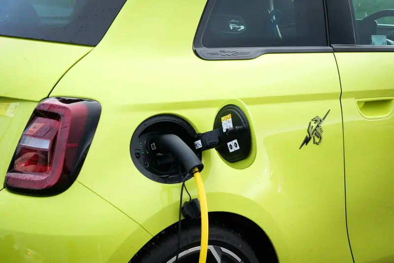 Strompreise 2025 - Lohnt sich ein E-Auto noch? Kostenvergleich Elektroauto vs Verbrenner